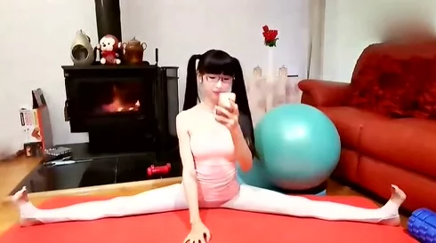 操白丝美女：最新动态曝光，时尚潮流与个性魅力的完美结合，引发网友热议与关注！
