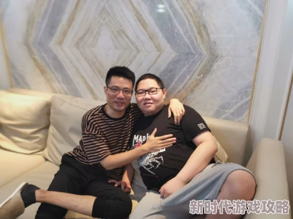 男男Gay洗澡互吃鳮，热情互动引发网友热议，分享生活中的趣味瞬间与亲密时刻