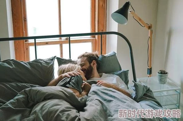男男一起裸睡互玩jiji，深夜的亲密互动让彼此更加了解，增进了感情与信任，分享快乐时光