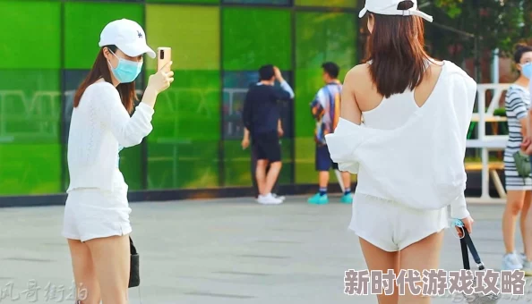 白丝美女被C，网友热议：这位模特的时尚穿搭引发了怎样的潮流风向？