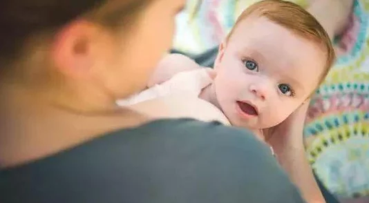 男人揉美女胸脱她内裤亲吻，这种行为真是令人震惊，完全不尊重女性的意愿和身体界限，应该受到谴责