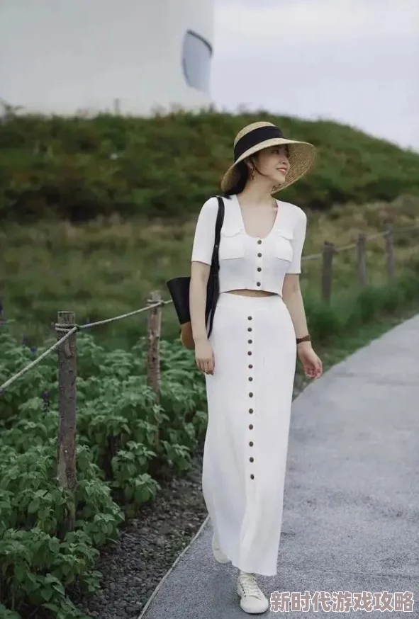美女要脱全部衣服最近流行裸色系穿搭，展现自然美感