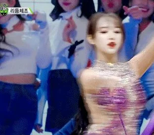 美女的隐私做瑜伽近日，某健身房推出“隐私保护”瑜伽课程，受到热捧