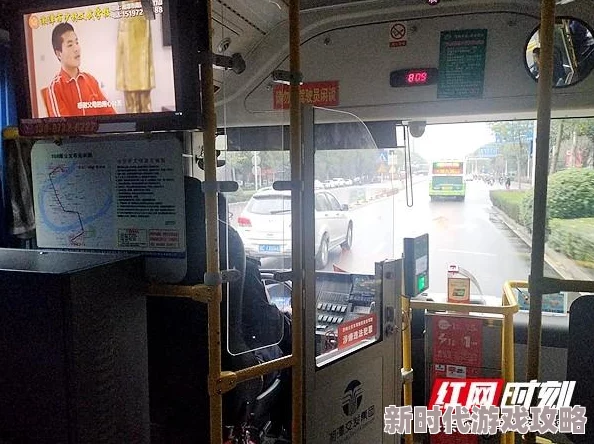 公交车被-脱-了-内-裤-进入指的是公交车的安全防护措施被破坏，导致乘客和司机的安全受到威胁
