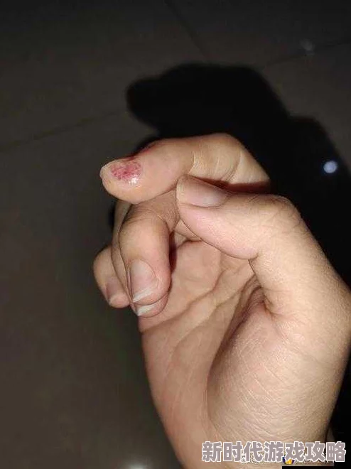 手指划入缝隙挖水视频后续来了专家揭秘真相竟是