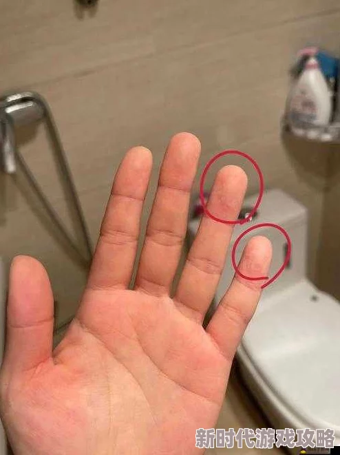 手指划入缝隙挖水视频后续来了专家揭秘真相竟是