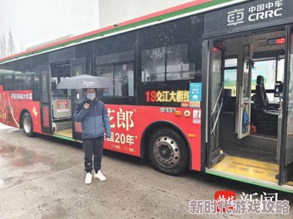 公交车上破两个六年级学生们在车上分享了他们的暑假计划和新学期的期待