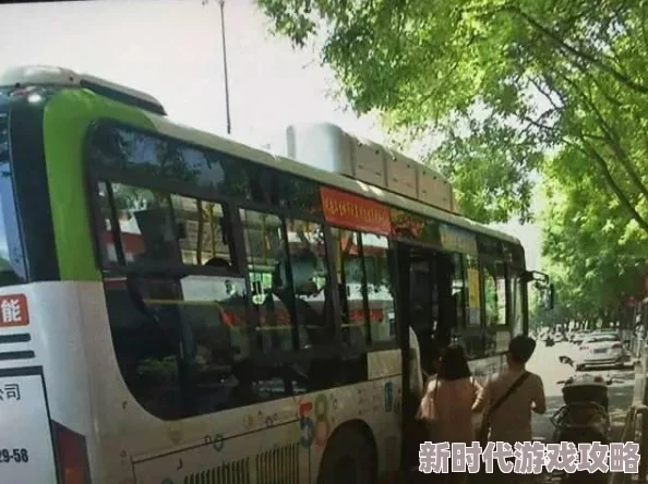 公交车上破两个六年级学生们在车上分享了他们的暑假计划和新学期的期待