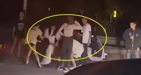 女生脱裤子让男生捅后续来了更多细节曝光引发网友热议