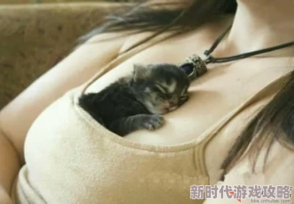 我-扒-开-老师-胸-罩-吸她-奶-头她脸红着挣扎了一下但最终还是顺从了我的动作