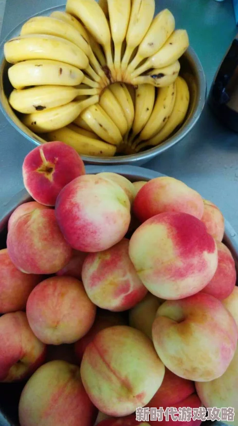 香蕉和水蜜桃现已新鲜上市口感香甜营养丰富欢迎选购