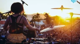 欧美第一原名盛夏派对的青春之旅展现了年轻人的活力与激情