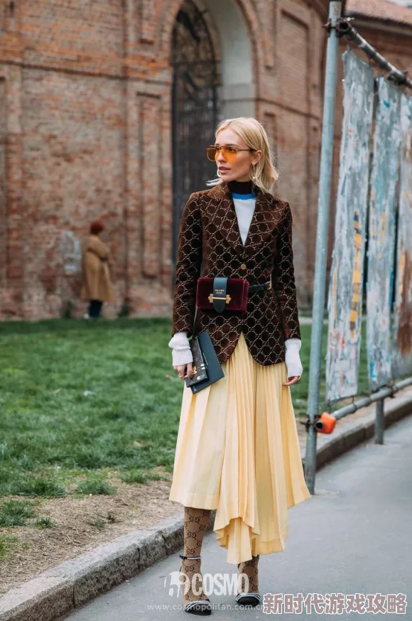 女裙底部轻盈摇曳裙摆下暗藏玄机引人遐想 女裙底部轻盈摇曳裙摆下暗藏玄机引人遐想