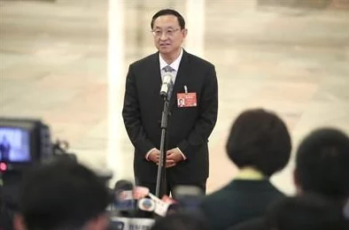 和最讨厌的部长一起去出差旅部长突然说要延长行程三天而且还要一起去爬山