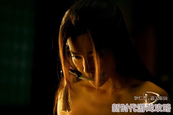 女主特别放荡的酒店泳池边与陌生男子激情热吻后共度良宵