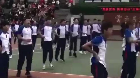 体育生爆操近日，某高校体育生在操场上进行了一场别开生面的爆操活动，吸引了众多同学围观。