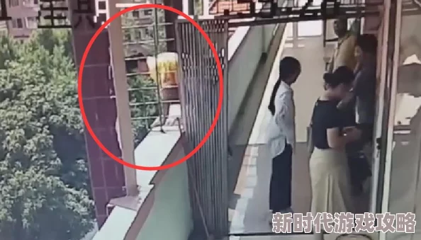 9分51秒头撞玻璃监控视频曝光画面触目惊心警方已介入调查