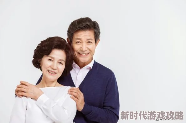 闺蜜互舔据传两人曾因同一心仪对象闹掰如今却形影不离令人好奇