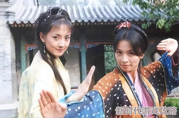 闺蜜互舔据传两人曾因同一心仪对象闹掰如今却形影不离令人好奇