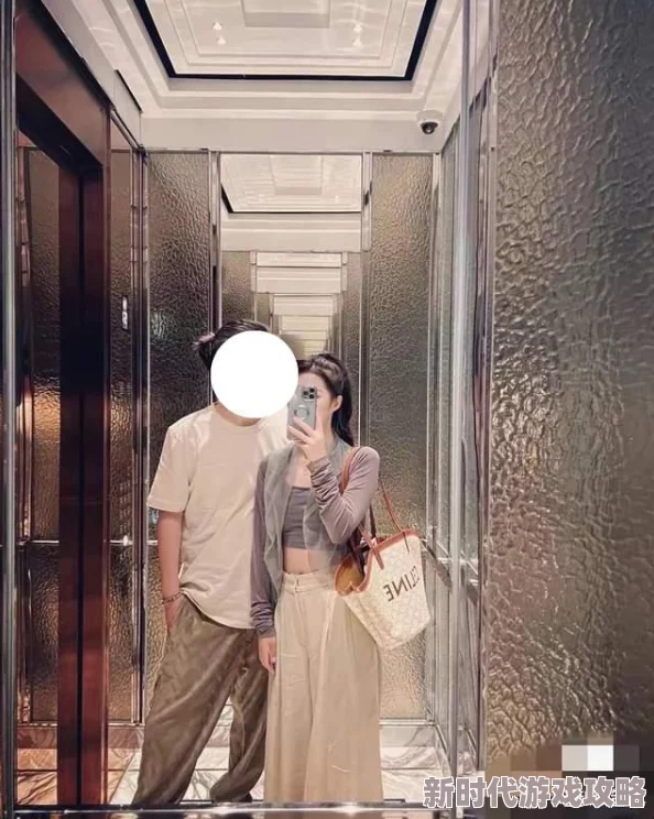 青青草自拍疑似与神秘男子同游巴厘岛网友爆料照片中出现同款墨镜