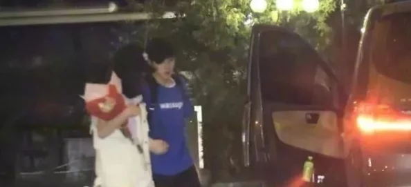 震惊！当红小花深夜酒店密会神秘男子嗯啊啊好爽疑似新恋情曝光