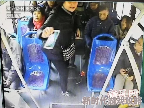 短裙公车被陌生人进入疑似早高峰人多拥挤监控已拍下