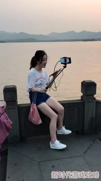 将两条白丝美腿扛在肩上据传是某网红为博眼球炒作的视频片段引发网友热议