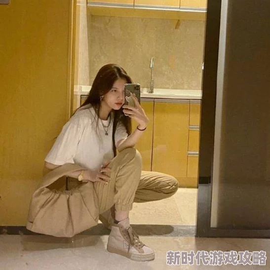 将两条白丝美腿扛在肩上据传是某网红为博眼球炒作的视频片段引发网友热议