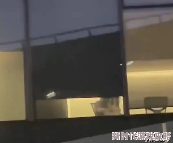 男人和女人亲吻的视频在床上曝光不雅视频内容尺度过大引发网友强烈谴责