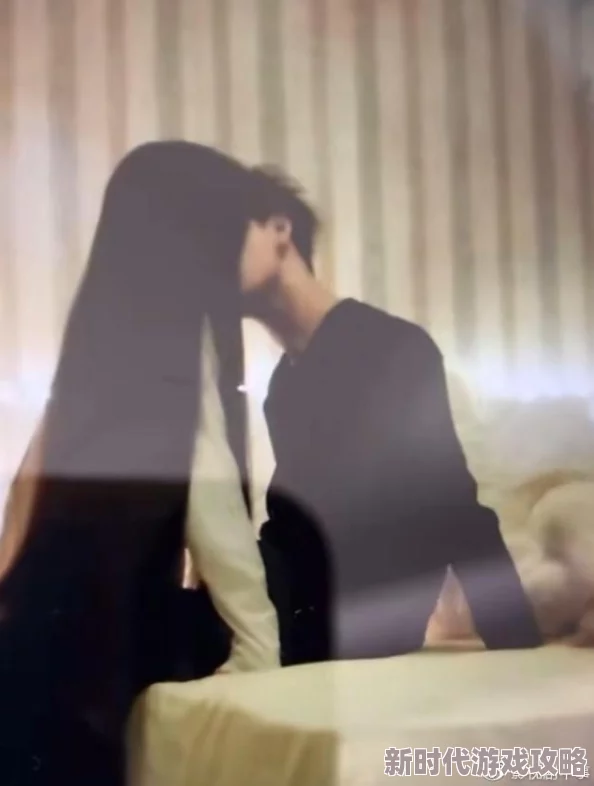 男人和女人亲吻的视频在床上曝光不雅视频内容尺度过大引发网友强烈谴责