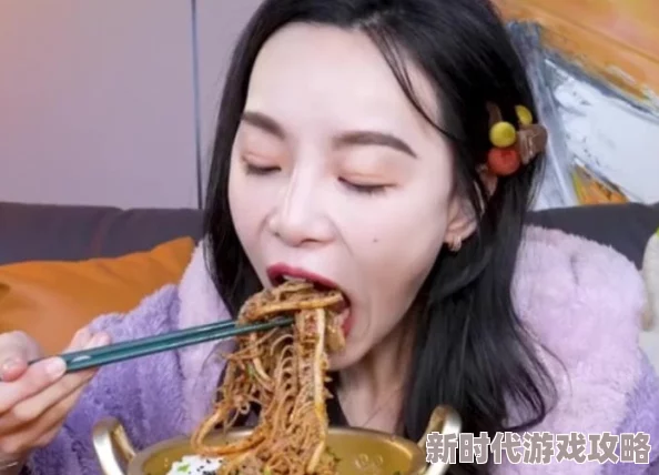 震惊！深夜食堂惊现“捅鸡”食客疑似网红主播为博眼球竟用筷子疯狂操作