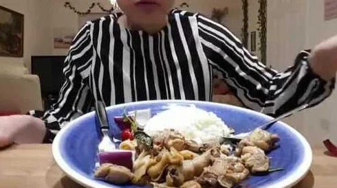 震惊！深夜食堂惊现“捅鸡”食客疑似网红主播为博眼球竟用筷子疯狂操作