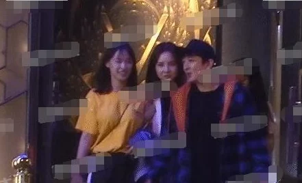 独家爆料！当红小花深夜与神秘男子KTV亲密互动嗯啊好痒疑似新恋情曝光