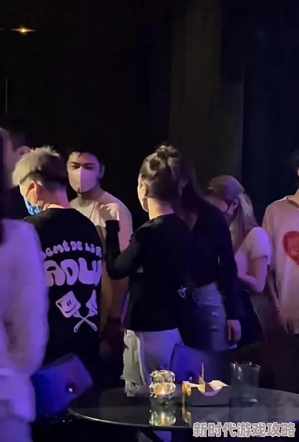 独家爆料！当红小花深夜与神秘男子KTV亲密互动嗯啊好痒疑似新恋情曝光