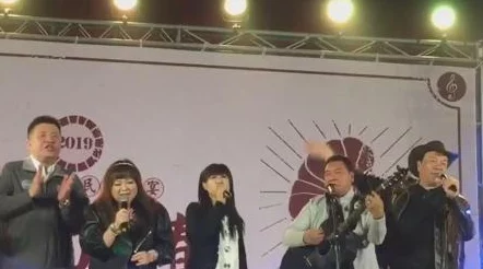 青草久草据传曾与圈内神秘人士深夜K歌共度良宵引发网友热议 青草久草据传曾与圈内神秘人士深夜K歌共度良宵引发网友热议