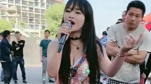 青草久草据传曾与圈内神秘人士深夜K歌共度良宵引发网友热议 青草久草据传曾与圈内神秘人士深夜K歌共度良宵引发网友热议