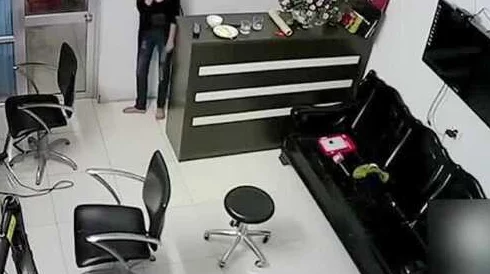 男子扒开美女的私处舔监控曝光画面不堪入目警方已介入调查 男子扒开美女的私处舔监控曝光画面不堪入目警方已介入调查