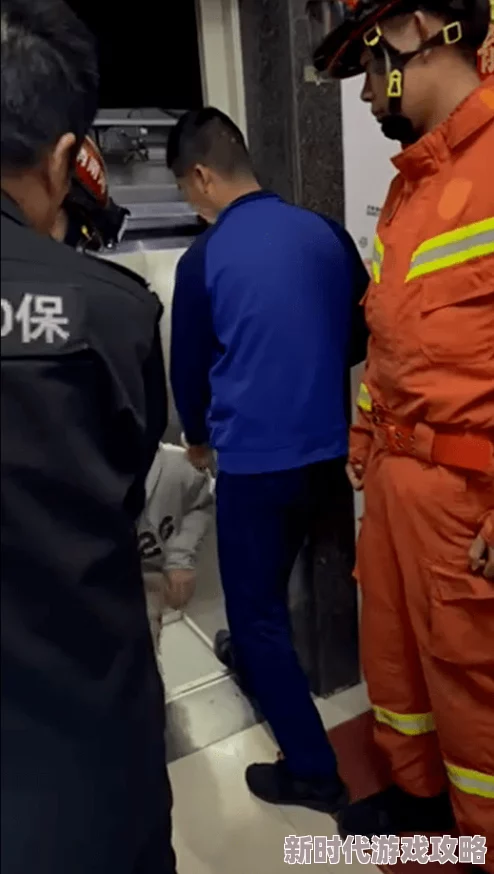 一人一狗卡住6小时消防员紧急救援破拆电梯