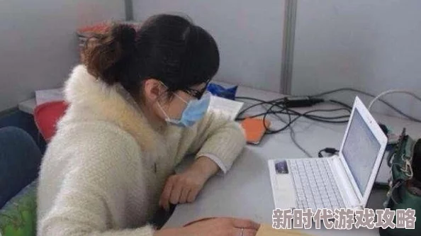老师在办公室给我口交听说隔壁班主任也经常来办公室还有张折叠床