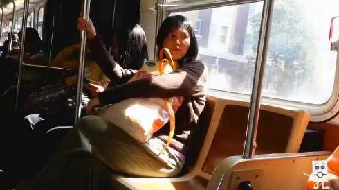 在公交车上震蛋器折磨自己是不道德的且可能造成公众困扰的行为 在公交车上震蛋器折磨自己是不道德的且可能造成公众困扰的行为