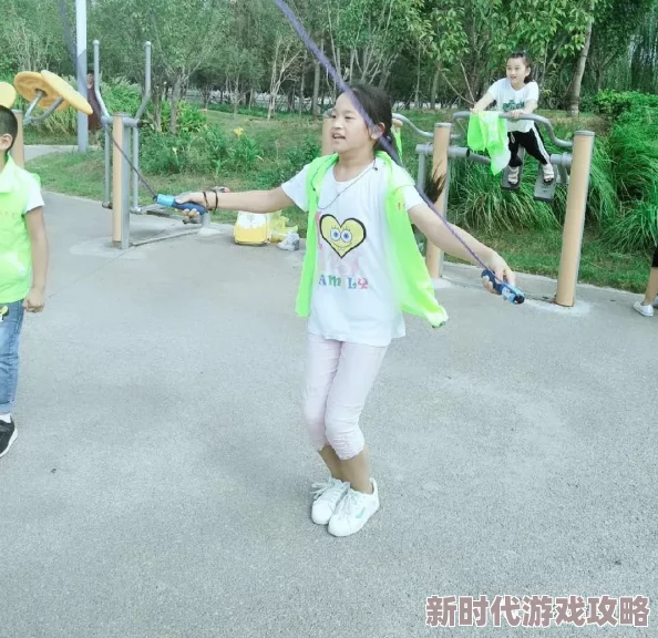 绿腰舞姿略显僵硬节奏感不足缺乏感染力 绿腰舞姿略显僵硬节奏感不足缺乏感染力