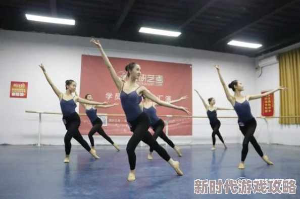 绿腰舞姿略显僵硬节奏感不足缺乏感染力 绿腰舞姿略显僵硬节奏感不足缺乏感染力