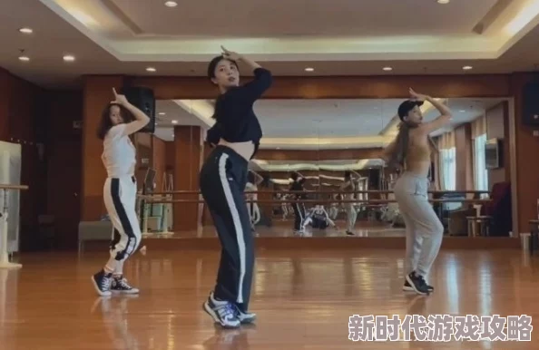 绿腰舞姿略显僵硬节奏感不足缺乏感染力 绿腰舞姿略显僵硬节奏感不足缺乏感染力