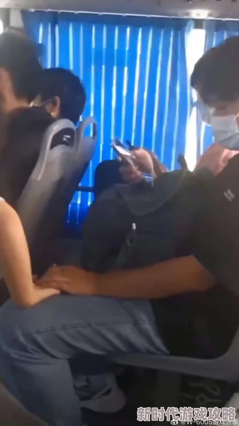 公交车各种男男play文近日一对情侣在公交车上演绎了一场浪漫的即兴表演引发围观