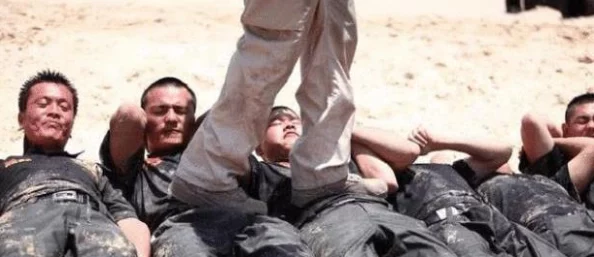 黑人巨大   两根一起为什么如此流行可能是因为它迎合了部分人群的幻想